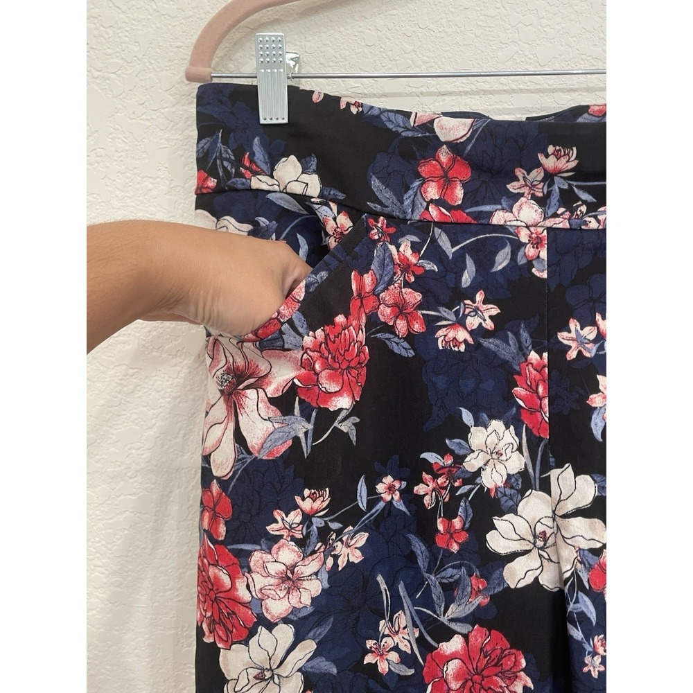 Chico's‎ Perfect Stretch Ankle Pants Women's Size 3 Black Floral Pull On - Picture 2 of 8